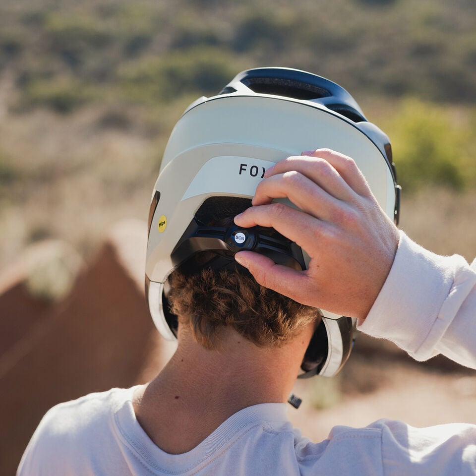 Man dialing his BOA fit system.